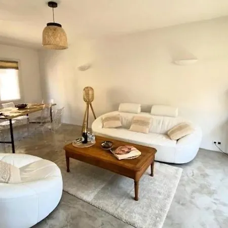 Vakantiehuis Spacious House With Balcony