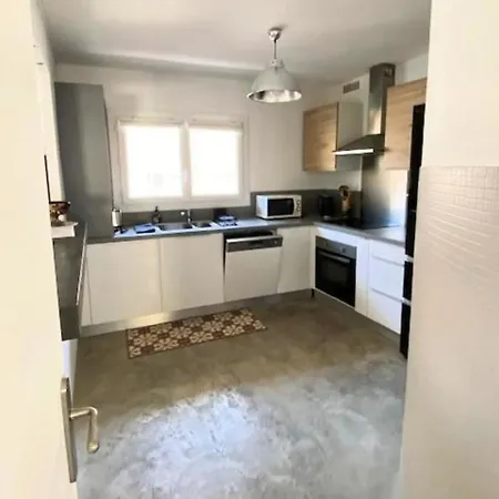 펜션 Spacious House With Balcony