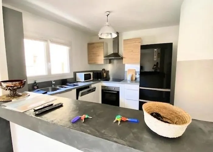 Spacious House With Balcony بيت للعطل