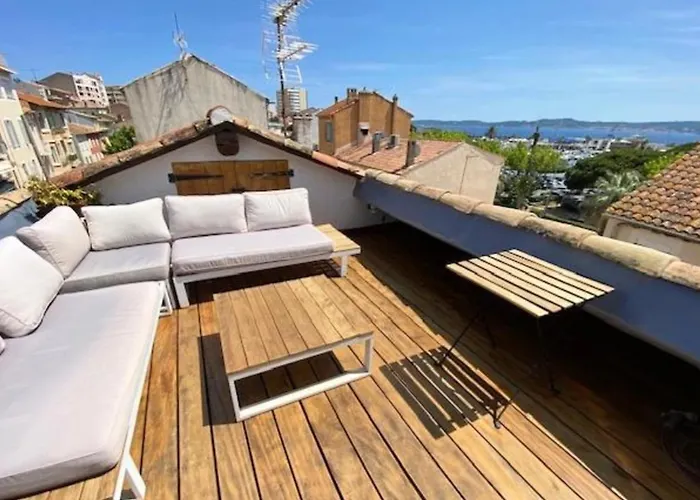 Spacious House With Balcony بيت للعطل *