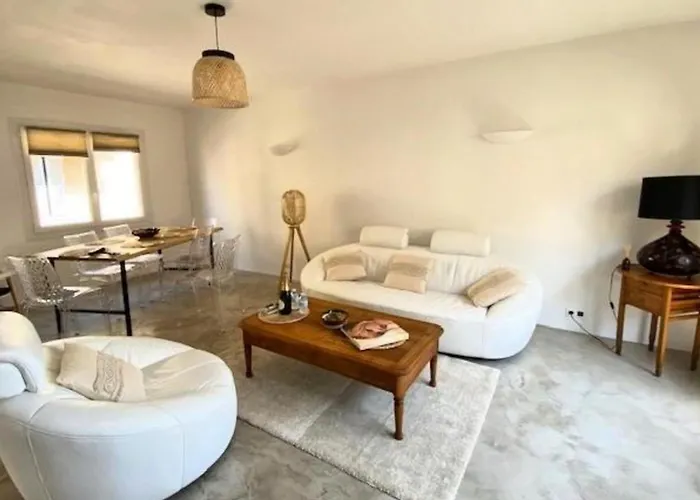 بيت للعطل Spacious House With Balcony *